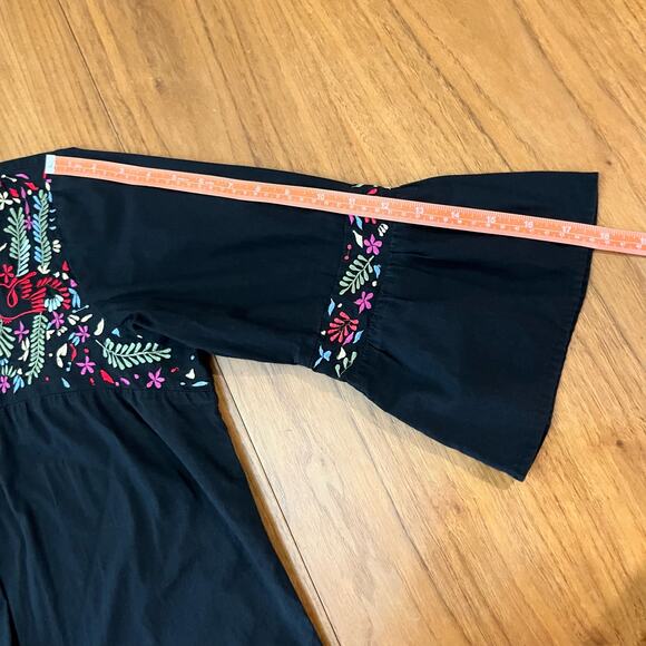 Norm Thompson Embroidered Top Size M Cotton Floral Boho Flutter Sleeve - Picture 10 of 11